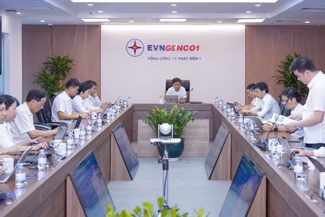 Đại diện Ban Khoa học công nghệ và Đổi mới sáng tạo EVNGENCO1 báo cáo kết quả triển khai các nhiệm vụ khoa học công nghệ, đổi mới sáng tạo và chuyển đổi số tại Phiên họp.