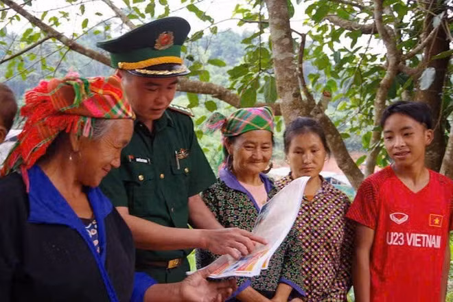 Lực lượng Biên phòng tuyên truyền về phòng chống mua bán người. (Nguồn: Bộ đội Biên phòng)