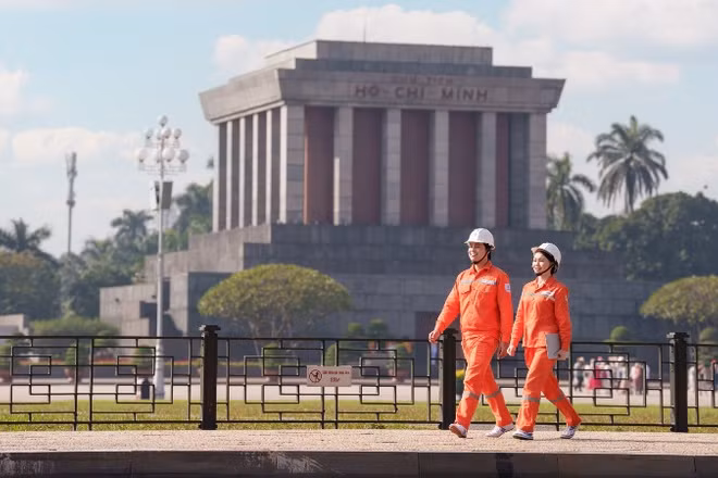 Rà soát hành lang lưới điện tại Quảng trường Ba Đình.