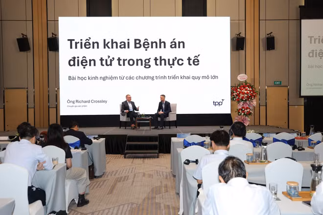 Tiến sĩ Chris Bates, Giám đốc Nghiên cứu của TPP (bên trái) trao đổi tại sự kiện. (Nguồn ảnh: TPP)