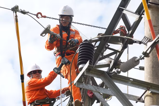 Công nhân EVVNPC kiểm tra hệ thống điện. (Ảnh: EVNNPC)