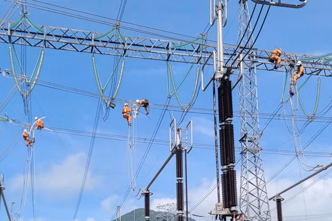 EVNNPT sửa chữa, bảo dưỡng thiết bị để bảo đảm vận hành an toàn, liên tục, ổn định dịp nghỉ lễ 2/9. (Ảnh: EVNNPT)