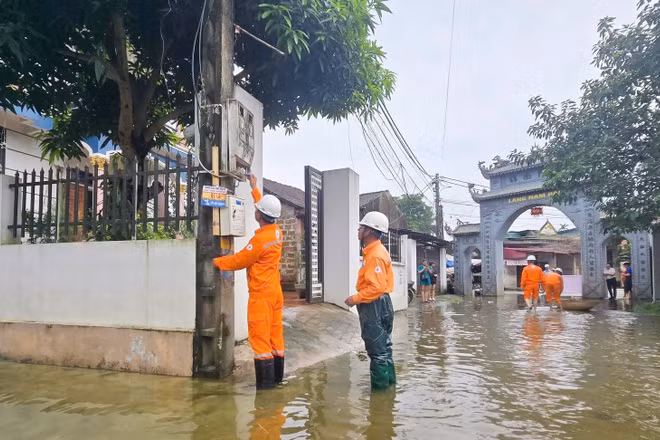 Kiểm tra hệ thống, phòng tránh các nguy cơ mất an toàn điện. (Ảnh: EVNHANOI)