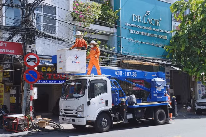 Tăng cường kiểm tra, rà soát và củng cố hệ thống điện trước mùa mưa bão. (Ảnh: LÊ CHI)