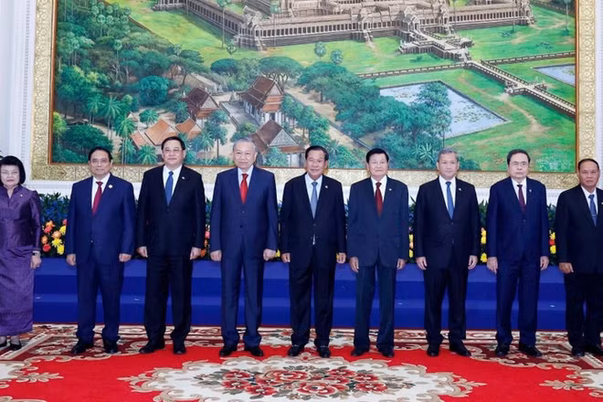 Tổng Bí thư Tô Lâm; Chủ tịch Đảng Nhân dân Campuchia Samdech Techo Hun Sen; Tổng Bí thư, Chủ tịch nước Lào Thongloun Sisoulith cùng lãnh đạo chủ chốt 3 Đảng tại Cuộc gặp. (Ảnh: Thống Nhất-TTXVN)