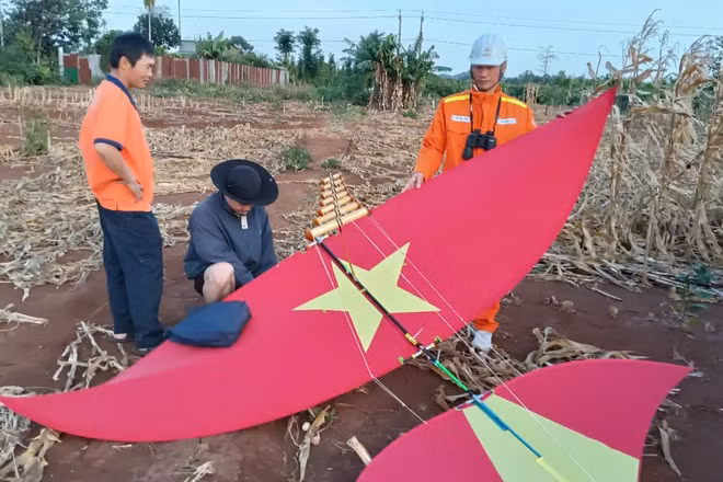 EVNNPT và các đơn vị tích cực tuyên truyền người dân không thả diều gần hành lang an toàn lưới điện. (Ảnh: EVNNPT cung cấp)