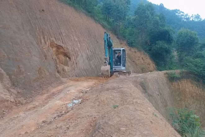 Xử lý cắt nước đỉnh mái taluy tại khu vực vị trí 305 Đường dây 500kV Lào Cai-Vĩnh Yên. 