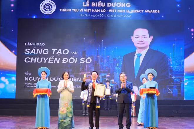 Bà Nguyễn Thị Thanh, Ủy viên Trung ương Đảng, Phó Chủ tịch Quốc hội khóa XVI và ông Nguyễn Đức Hiển, Phó Trưởng Ban Chính sách, Chiến lược Trung ương trao giải thưởng “Lãnh đạo Sáng tạo và Chuyển đổi số” trong Chương trình Biểu dương Thành tựu tác động vì Việt Nam số - Viet Nam I4 Impact Awards 2026 cho ông Nguyễn Đức Thiện, Tổng Giám đốc EVNNPC.
