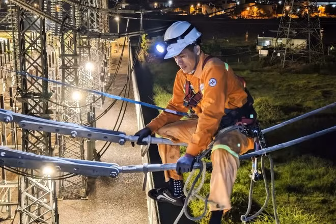 Vệ sinh bảo dưỡng thiết bị Trạm biến áp 220kV Phan Thiết. 