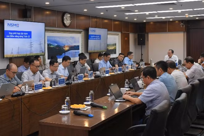 Tại cuộc họp do Công ty TNHH MTV Vận hành hệ thống điện và thị trường điện Quốc gia (NSMO) chủ trì mới đây, các đơn vị ngành điện đã thống nhất giải pháp bảo đảm cung cấp điện trong cao điểm hè. 