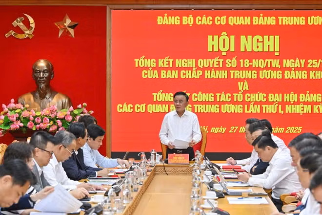 Đồng chí Trần Cẩm Tú, Ủy viên Bộ Chính trị, Thường trực Ban Bí thư, Bí thư Đảng ủy các cơ quan Đảng Trung ương chủ trì hội nghị. (Ảnh: THỦY NGUYÊN)