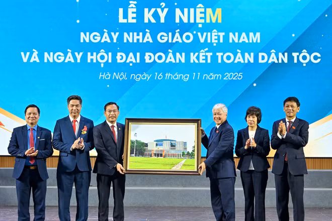 Đồng chí Đỗ Văn Chiến, Ủy viên Bộ Chính trị, Phó Chủ tịch Quốc hội trao tặng Học viện bức ảnh lưu niệm Nhà Quốc hội. (Ảnh: THỦY NGUYÊN)