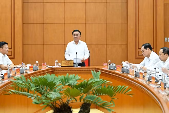 Thường trực Ban Bí thư Trần Cẩm Tú chủ trì buổi làm việc với Đảng ủy Bộ Y tế và các ban, bộ, ngành Trung ương về thực hiện Nghị quyết số 72-NQ/TW. (Ảnh: DUY LINH)
