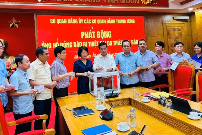 Cán bộ, đảng viên và người lao động cơ quan Đảng ủy các cơ quan Đảng Trung ương chung tay chia sẻ với những thiệt hại của người dân vùng bão lũ.