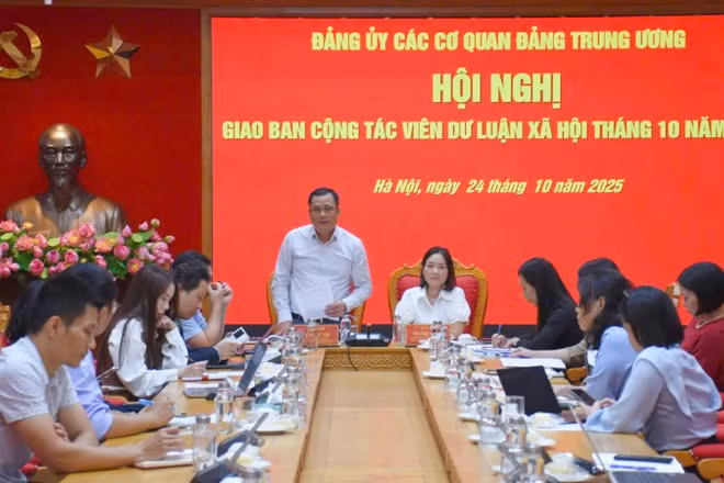 Các cộng tác viên dư luận xã hội tập trung phản ánh, trao đổi một số nhóm vấn đề, sự kiện lớn được dư luận quan tâm.