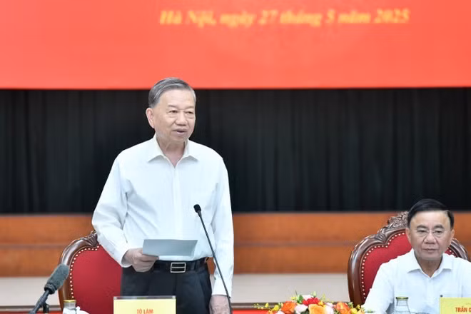 Thay mặt Bộ Chính trị, Tổng Bí thư Tô Lâm ký ban hành Nghị quyết số 72-NQ/TW. (Ảnh: ĐĂNG KHOA)