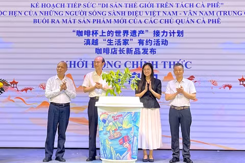 Các đại biểu thực hiện nghi thức khởi động tại chương trình. (Ảnh: YẾN TRINH)