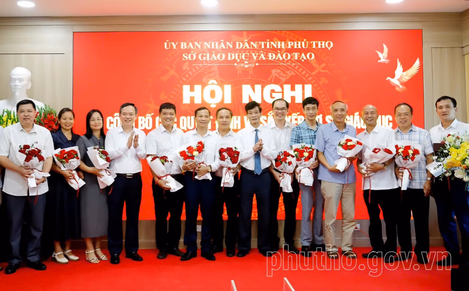 a2-lanh-dao-so-giao-duc-dao-tao-tang-hoa-nhung-can-bo-quan-ly-giao-duc-xuong-lam-giao-vien.jpg