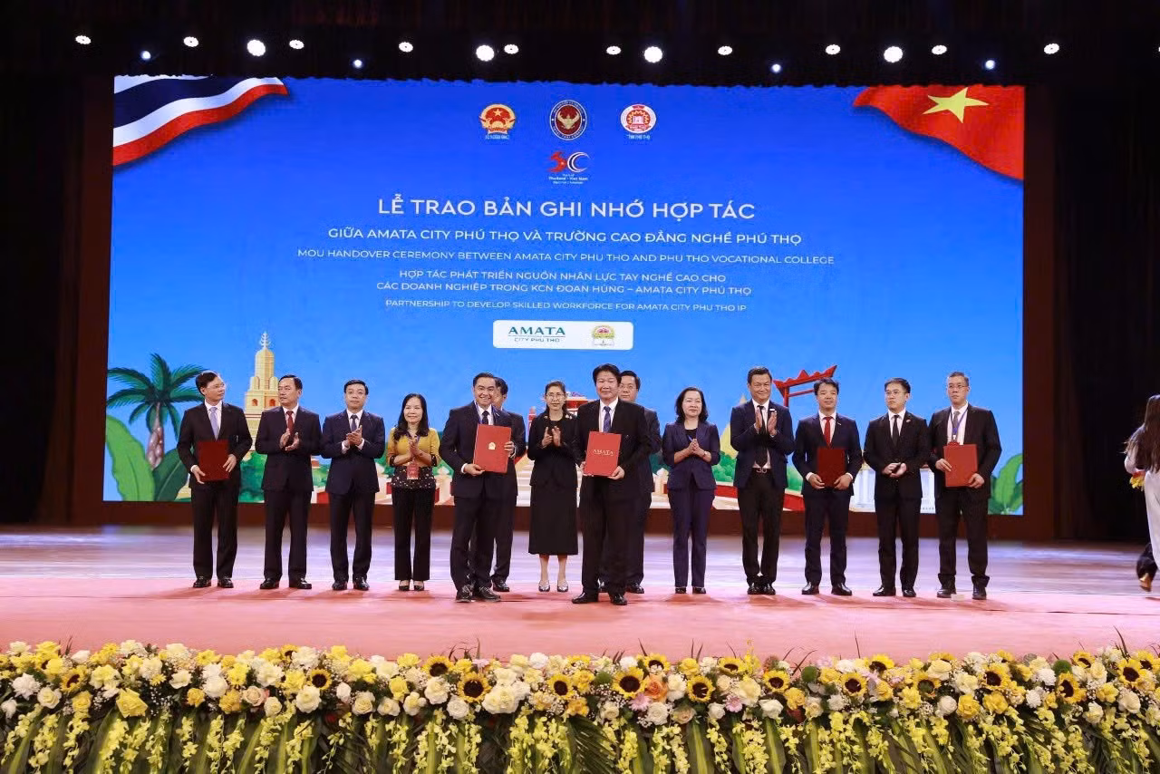 trao-ban-ghi-nho-hop-tac-giua-doanh-nghiep-thai-lan-va-truong-dao-tao-nghe.jpg