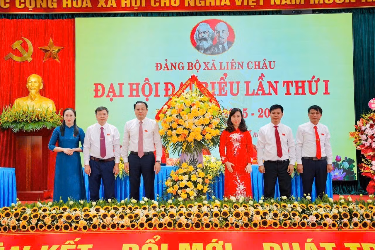 lanh-dao-tinh-uy-phu-tho-chuc-mung-dai-hoi-dang-bo-xa-lien-chau.jpg
