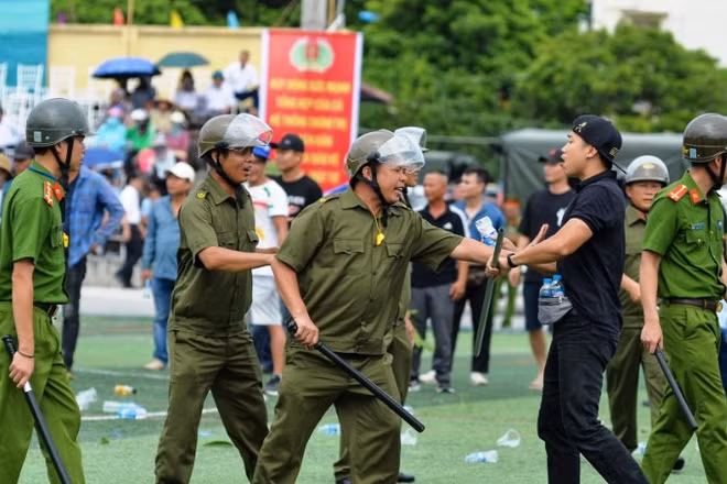 Lực lượng bảo vệ an ninh trật tự ở cơ sở thành phố Hải Phòng phối hợp diễn tập xử lý tình huống về an ninh trật tự tại cơ sở. (Ảnh: Công an Hải Phòng)