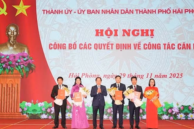 Bí thư Thành ủy Hải Phòng Lê Tiến Châu trao các quyết định của Ban Thường vụ Thành ủy Hải Phòng cho các đồng chí được phân công, điều động, bổ nhiệm.