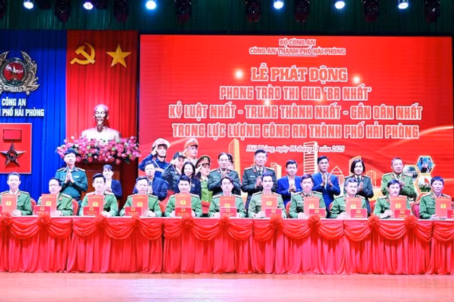 Đại diện các đơn vị Công an thuộc Công an thành phố Hải Phòng ký giao ước thi đua "Ba nhất". (Ảnh: Công an Hải Phòng)