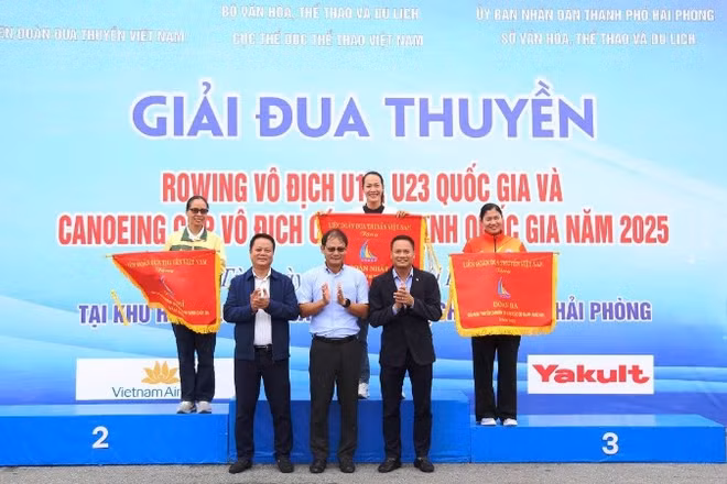 Ban tổ chức trao cờ nhất, nhì, ba toàn đoàn cho các đội tuyển.