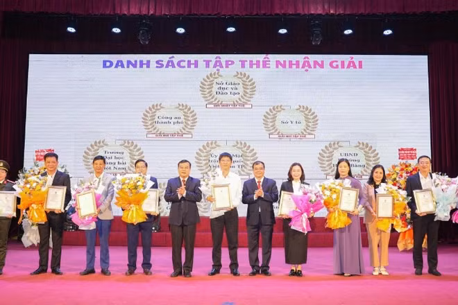 Ban tổ chức Cuộc thi “Tìm hiểu pháp luật trực tuyến năm 2025” trên địa bàn thành phố Hải Phòng trao giấy chứng nhận cho các tập thể xuất sắc nhất cuộc thi.