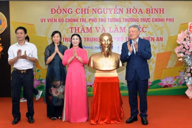 Phó Thủ tướng Thường trực Chính phủ Nguyễn Hòa Bình tặng Trường trung học phổ thông Kiến An bức tượng chân dung Chủ tịch Hồ Chí Minh. (Ảnh: PHAN TUẤN)
