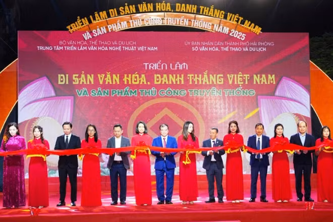 Các đại biểu thực hiện nghi thức khai mạc Triển lãm.