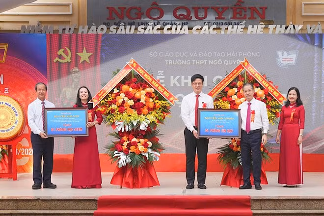 Dịp này, đồng chí Chánh án Tòa án nhân dân tối cao Nguyễn Văn Quảng trao tặng 1 phòng học tin học; đồng chí Phó trưởng Ban chính sách chiến lược Trung ương Nguyễn Kim Sơn trao tặng 1 phòng học STEM cho Trường trung học phổ thông Ngô Quyền, Hải Phòng. (Ảnh: ĐÀM THANH)