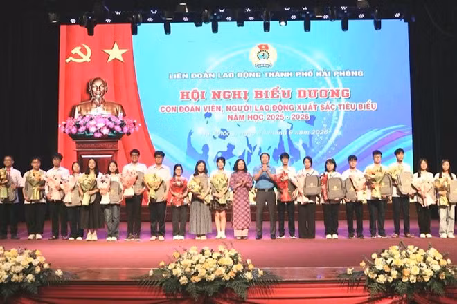 Các học sinh là con của đoàn viên, người lao động có thành tích cao trong học tập được biểu dương, khen thưởng. (Ảnh: XUÂN TRƯỜNG)