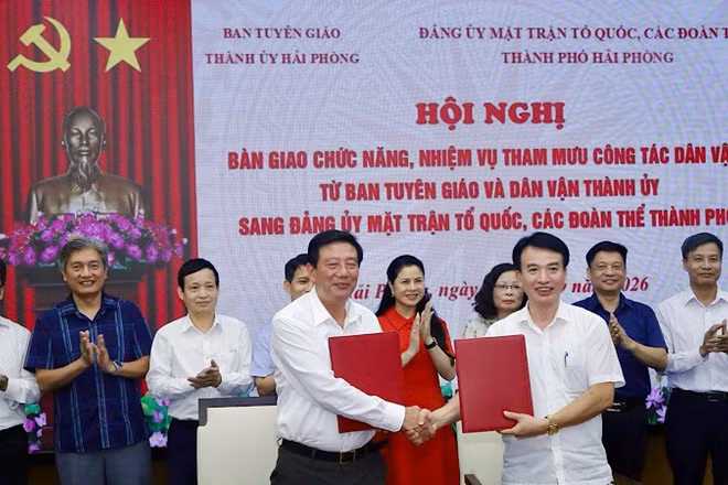 Lãnh đạo hai đơn vị ký kết biên bản bàn giao chức năng, nhiệm vụ tham mưu công tác dân vận. (Ảnh: MAI PHƯƠNG)