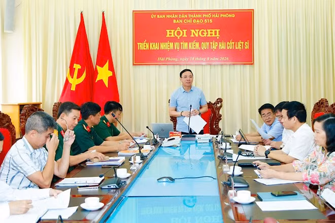 Phó Chủ tịch Ủy ban nhân dân thành phố Hải Phòng, Trưởng Ban Chỉ đạo 515 thành phố Đào Trọng Đức chỉ đạo công tác chuẩn bị, tổ chức khai quật, tìm kiếm hài cốt liệt sĩ tại khu vực Mả Chìa. (Ảnh: NGUYỄN LAN)