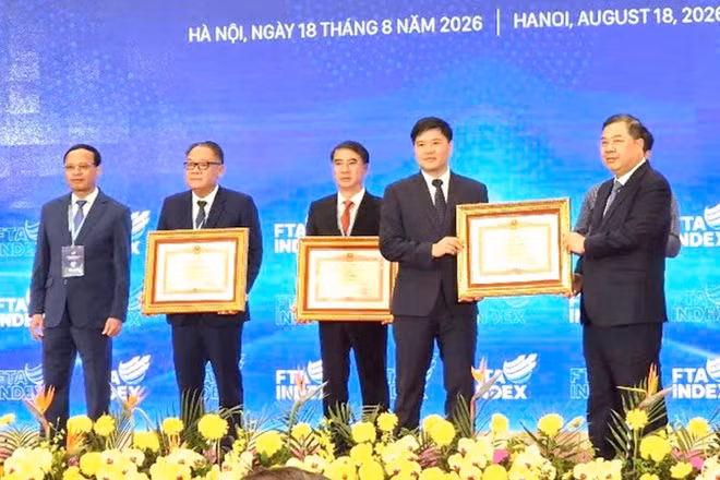 Phó Thủ tướng Thường trực Chính phủ Phạm Gia Túc trao Bằng khen của Thủ tướng Chính phủ cho thành phố Hải Phòng và các tỉnh, thành phố có thành tích trong việc đánh giá kết quả thực hiện các FTA. (Ảnh: NAM NGUYỄN/BÁO CÔNG THƯƠNG)