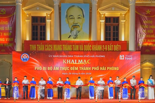 Các đại biểu thực hiện nghi thức khai mạc Phố đi bộ, ẩm thực và các hoạt động phát triển kinh tế ban đêm tại khu vực dải vườn hoa trung tâm và Nhà hát thành phố. (Ảnh: ĐÀM THANH)