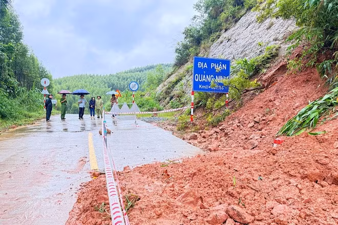 Sạt lở tại khu vực Khe Lá (dốc Đất), thuộc tổ dân phố Thanh Mai, phường Nguyễn Trãi, Hải Phòng. (Ảnh: NGỌC TIẾN)