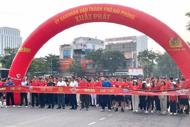 Các lực lượng tham gia chương trình "Cùng Việt Nam tiến bước" tại Hải Phòng trước vạch xuất phát. (Ảnh: XUÂN TRƯỜNG)