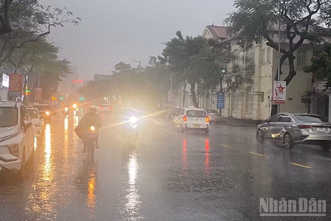 Thành phố Hải Phòng hiện có mưa to trên diện rộng. (Ảnh: XUÂN TRƯỜNG)