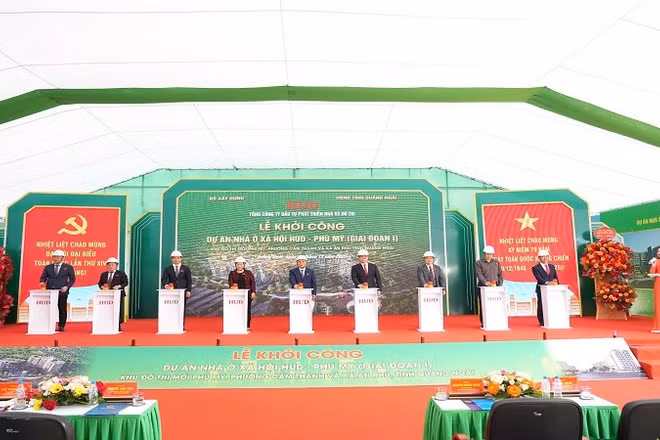 Các đại biểu bấm nút khởi công dự án nhà ở xã hội HUD - Phú Mỹ tại tỉnh Quảng Ngãi. (Ảnh: ĐỨC MẠNH)