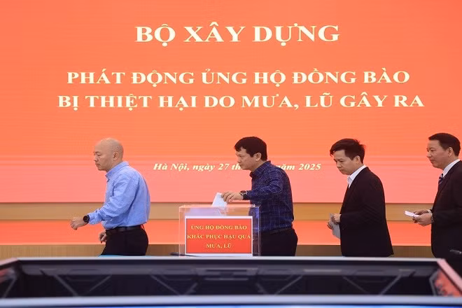 Cán bộ, viên chức, người lao động Bộ Xây dựng quyên góp ủng hộ đồng bào bão lũ. (Ảnh: Thanh Hương)