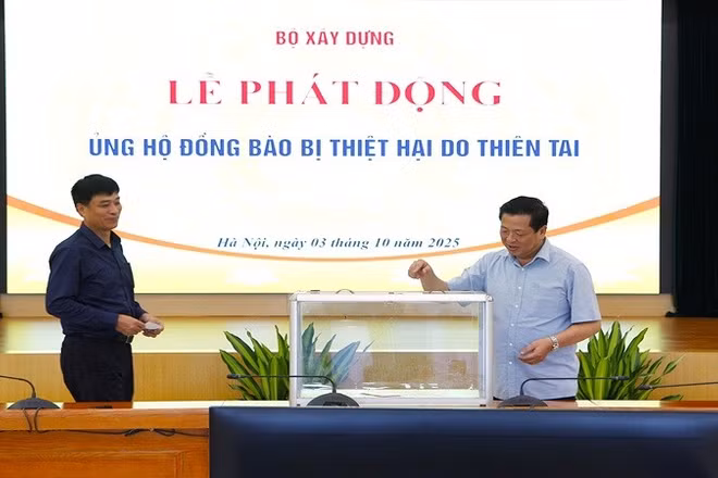 Bộ trưởng Xây dựng Trần Hồng Minh và Thứ trưởng Xây dựng Phạm Minh Hà quyên góp ủng hộ đồng bào bị thiệt hại do thiên tai. (Ảnh: DỊCH PHONG)
