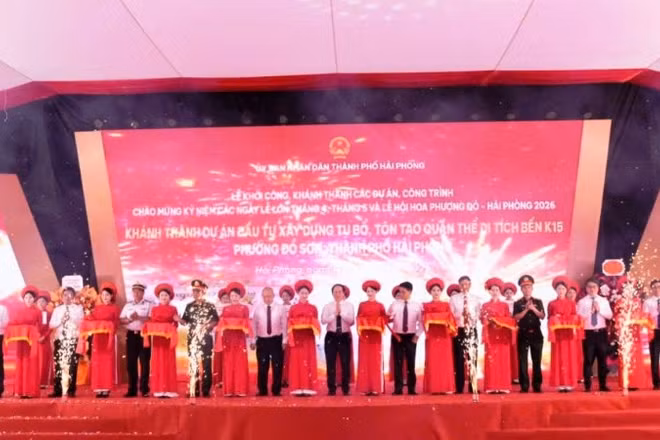 Các đại biểu thực hiện nghi thức khánh thành Dự án đầu tư xây dựng, tu bổ, tôn tạo quần thể di tích Bến K15, phường Đồ Sơn. 