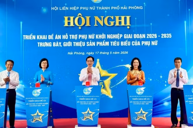 Các đại biểu thực hiện nghi thức triển khai Đề án “Hỗ trợ phụ nữ khởi nghiệp giai đoạn 2026-2035”.