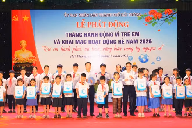 Trao tặng học bổng cho các em học sinh vượt khó vươn lên tại chương trình.
