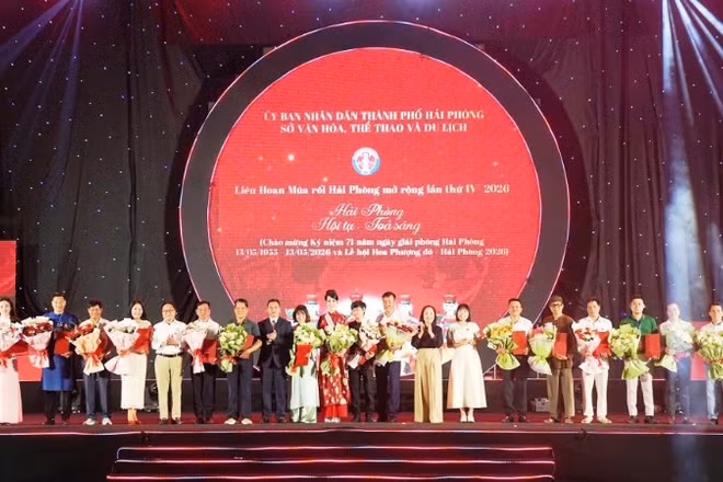 Lãnh đạo Sở Văn hóa, Thể thao và Du lịch Hải Phòng chúc mừng các đoàn tham gia liên hoan.