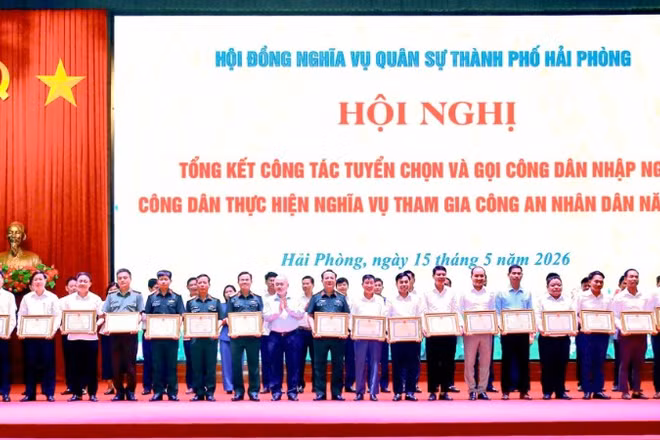 Khen thưởng tập thể, cá nhân có thành tích xuất sắc trong công tác tuyển chọn và gọi công dân nhập ngũ, công dân thực hiện nghĩa vụ tham gia Công an nhân dân năm 2026.