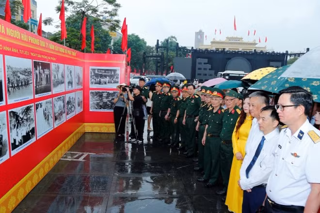 Các đại biểu tham quan triển lãm.