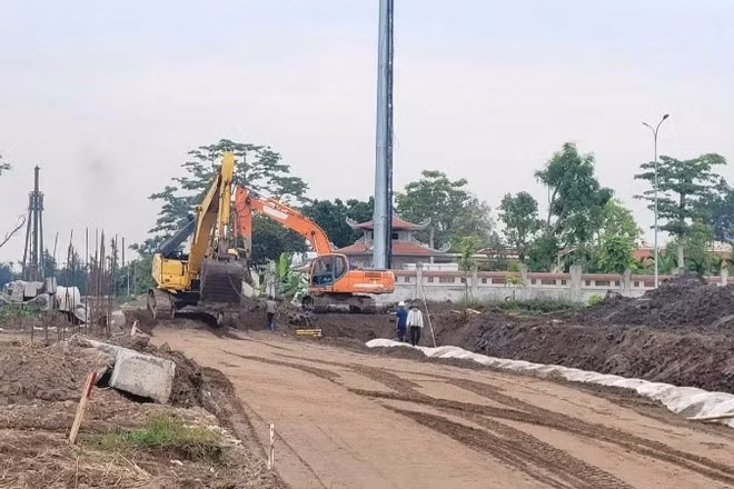 Dự án tuyến đường từ Khu đô thị Bắc sông Cấm đến Khu công nghiệp VSIP - đảo Vũ Yên (Hải Phòng) đang được thi công. (Ảnh: HẢI MINH)